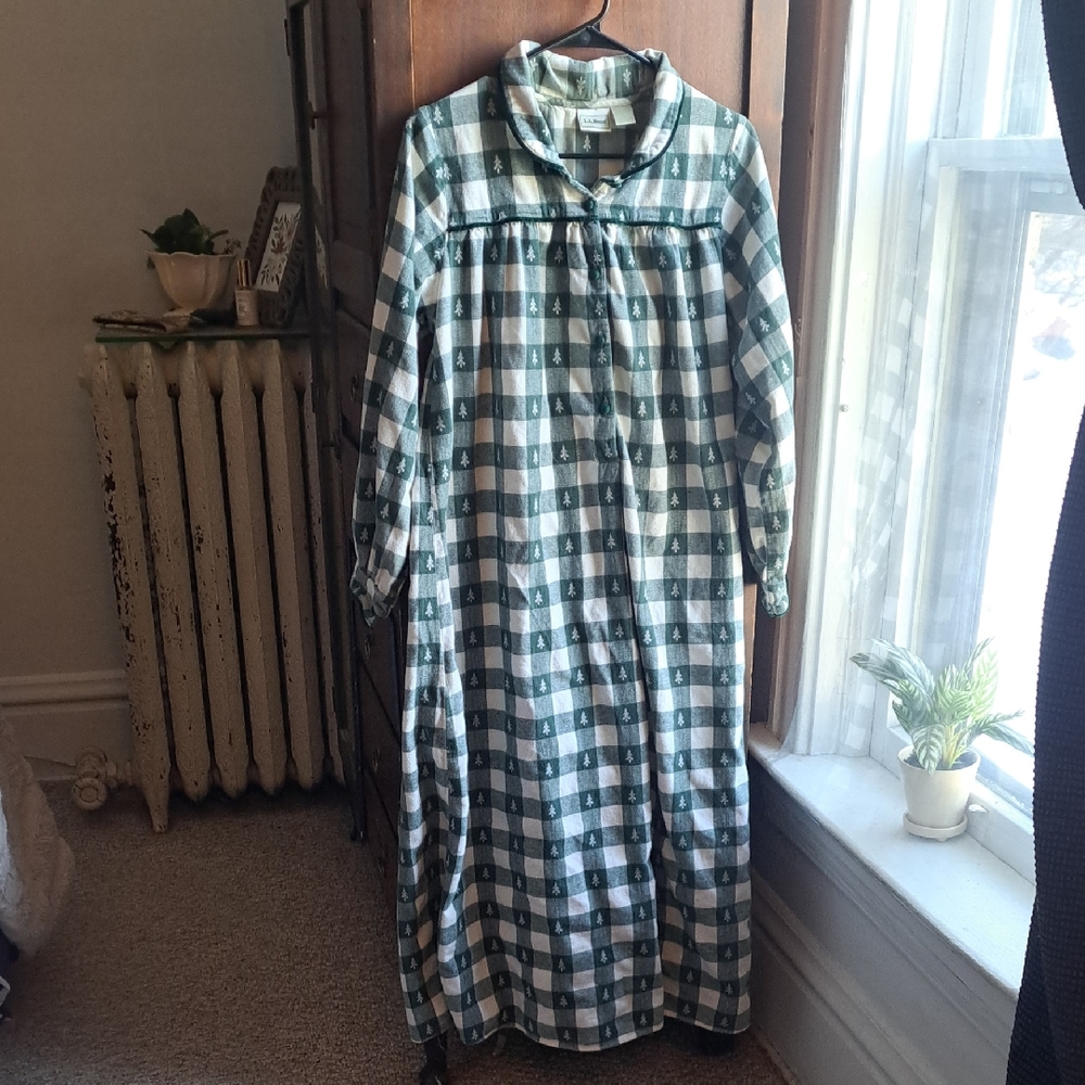 L. L. Bean Woman's Size Med Green  And White Plaid Flannel Long Nightgown
